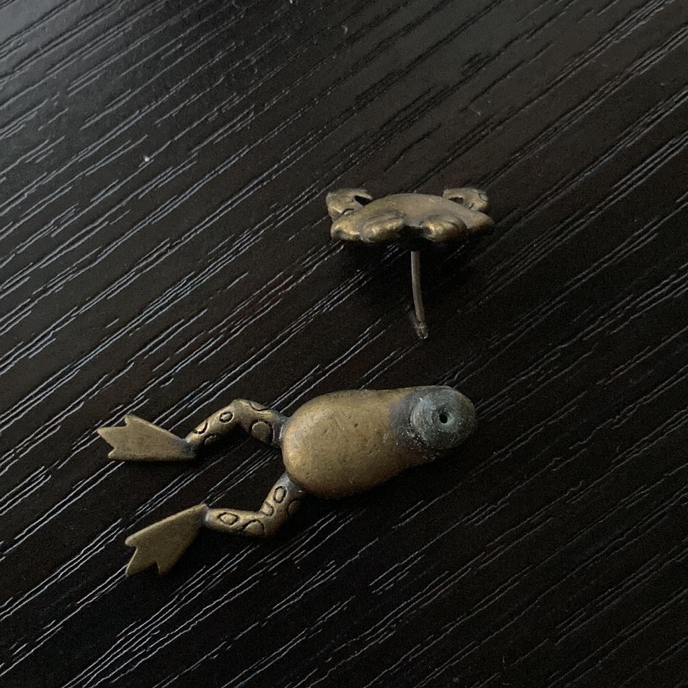 Frog dangle earrings - Picture 3 of 5